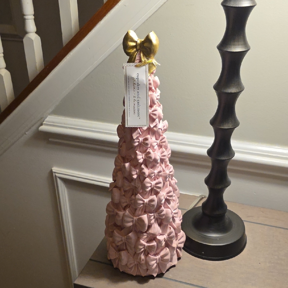 Cupcakes & Cashmere Pink and Gold Bow Decor